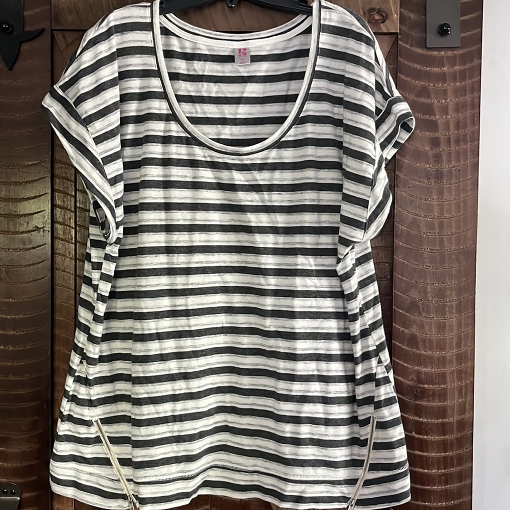 Livi active by Lane Bryant plus size 18/20 white and black straps design.